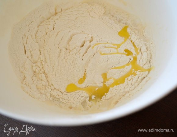 муку просеять, смешать с солью и оливковым маслом