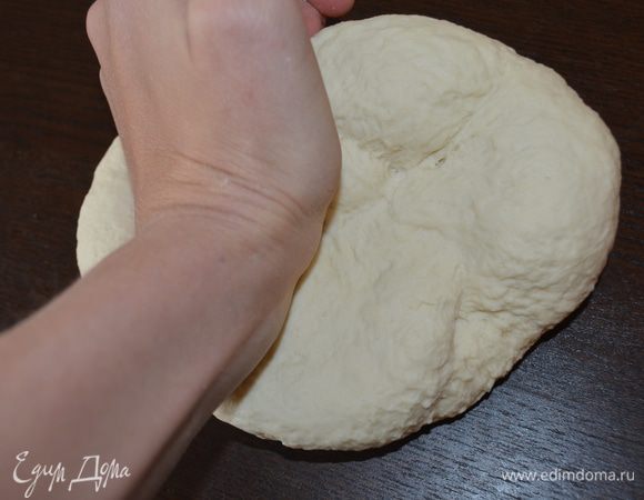 тесто выложить на присыпанный мукой стол и вымесить как следует. Месим старательно, пока тесто не станет однородным и гладким. 