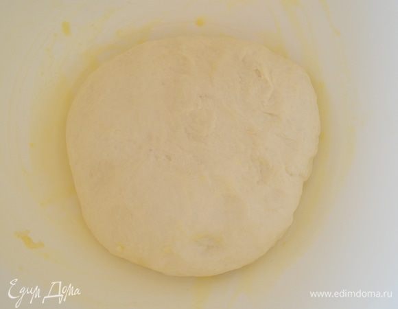 тесто выложить в миску, смазанную оливковым маслом. Накрыть влажным ХБ полотенцем и отправить в темное местечко на 1,5 часа, тесто должно увеличиться в 2 раза, стать пушистым!