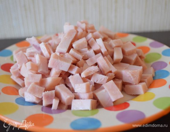 Для начинки ветчину рубим на маленькие кубики