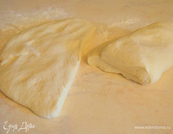 тесто обмять и разрезать на 2 куска