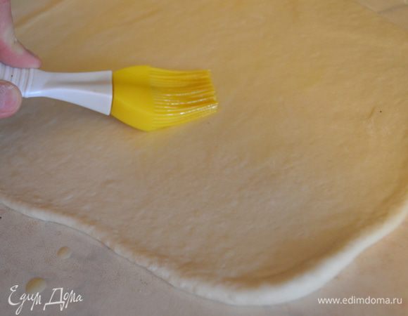 каждый кусок раскатать в тонкий овал, смазать оливковым маслом, но края теста не трогать!