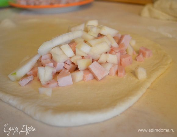 Визуально делим овал на 2 части, на правую половинку кладем ветчину и груши