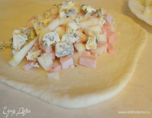 сверху кладем кусочки дор-блю, чуть солим и перчим, посыпаем сухим тимьяном