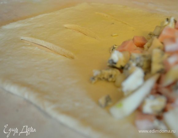 на второй половине делаем 3 надреза по центру (как на фото)