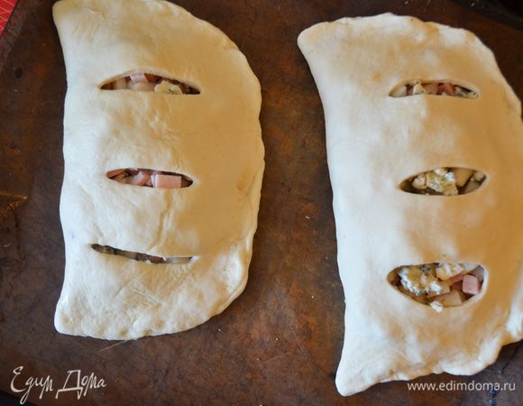 Залепляем края - получается полумесяц. Переносим на противень и смазываем желтком. 