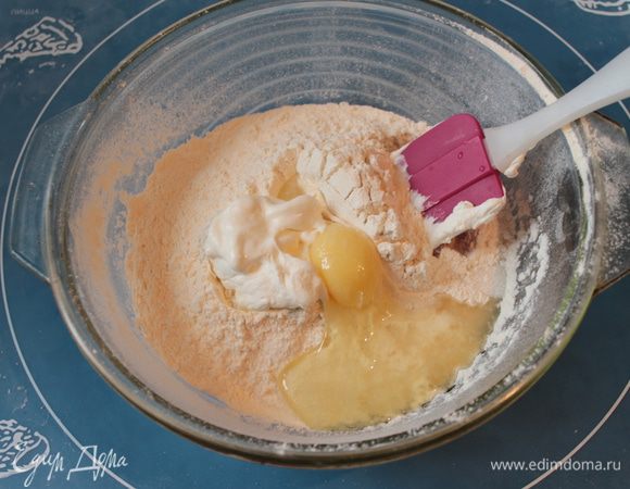 Просеять муку, добавить яйцо, сметану, сахар.