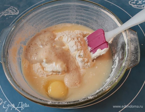 Добавить активированные в теплом молоке дрожжи.