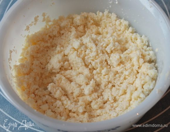 В это время приготовить начинку: 1 яйцо растереть с 40 г сахара, творогом, добавить крахмал. Порезать сливу, удалить косточку.