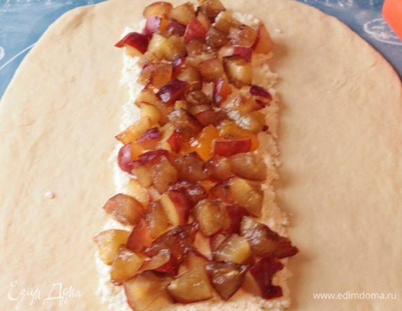 Подошедшее тесто раскатать в прямоугольник примерно. На среднюю часть выложить начинку, сначала творог, сверху сливу.