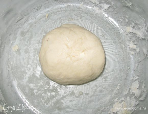 Замесить тесто на слегка посыпанной мукой доске в течение 5 минут, чтобы тесто стало гладким и упругим. Когда тесто остается липким, но не прилипает к поверхности. Завернуть в пищевую пленку и оставить на 30 минут. 
