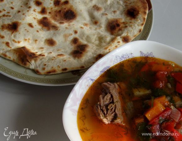 Разделить тесто на 4 части. Из каждой части раскатать тонкую лепешку. Жарить на слегка смазанной маслом сковороде. Очень удобно на блинной, без бортиков.
Готовить до хрустящей корочки и золотистого цвета с обеих сторон. Подавать к столу сразу!
