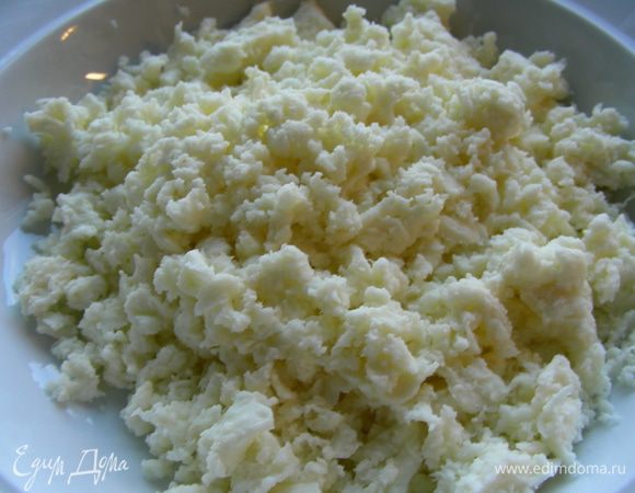 Моцареллу трем на терке.
