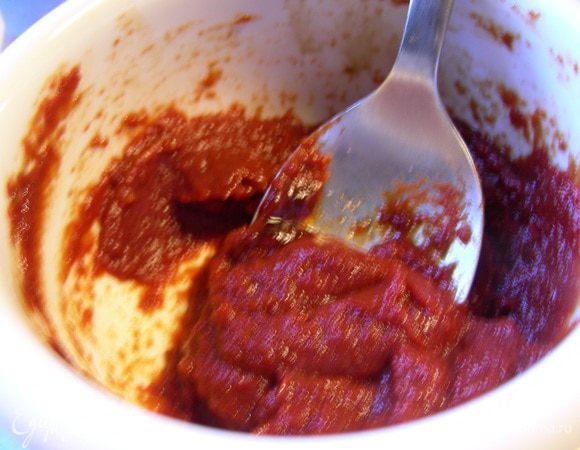 Томатную пасту смешиваем с соевым соусом и сахаром.
