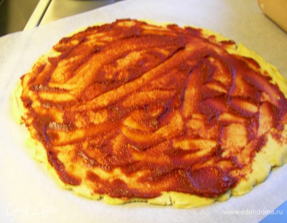 Смазываем его томатной смесью.
