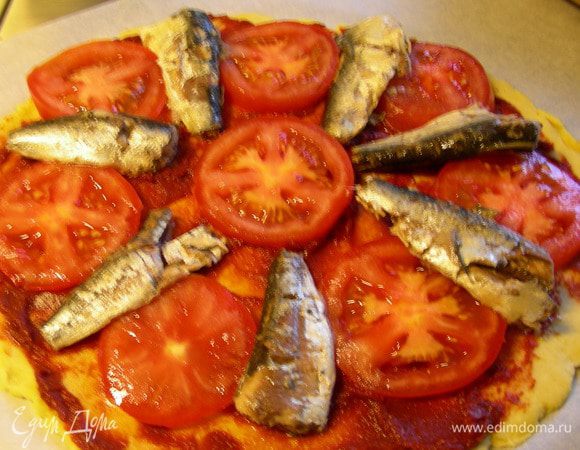 Выкладываем сардины и помидоры.
