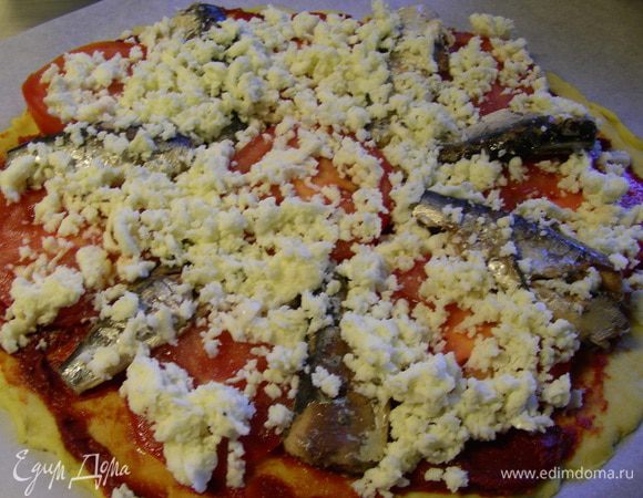 Посыпаем щедро моцареллой и ставим в духовку 200 гр. минут на 18-20. 
