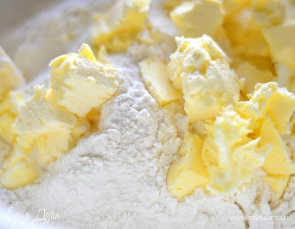 Соединить просеянную муку с сахарной пудрой, солью и со сливочным маслом.