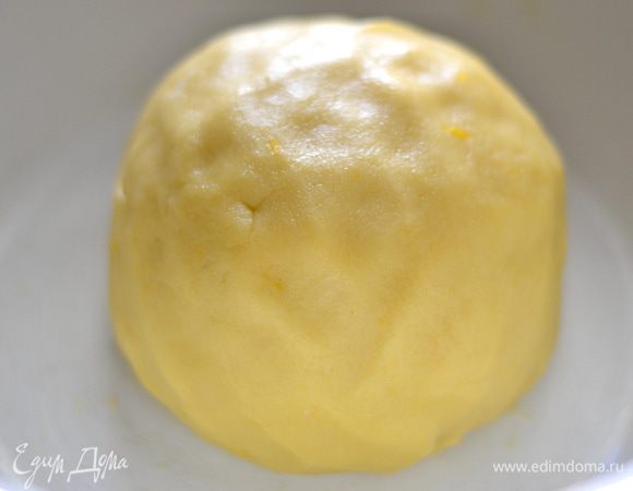 Скатать тесто в шар, отправить в холодильник на минут 30.