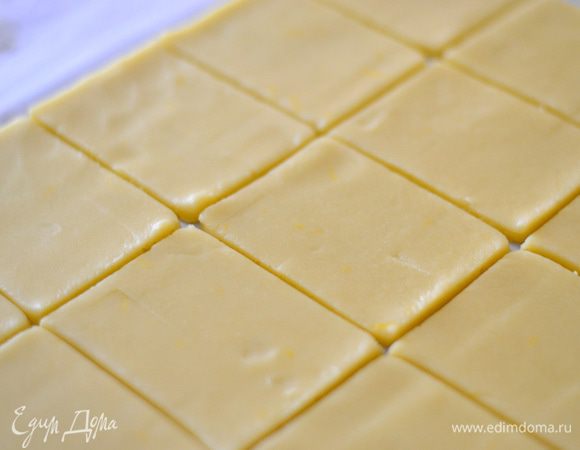 Охлажденное тесто раскатать на пергаменте не очень тонко в прямоугольник (обрезки не выкидывать), вырезать ножом ровные квадратики (я воспользовалась линейкой), как на фото. Накрыть сверху пергаментом. 