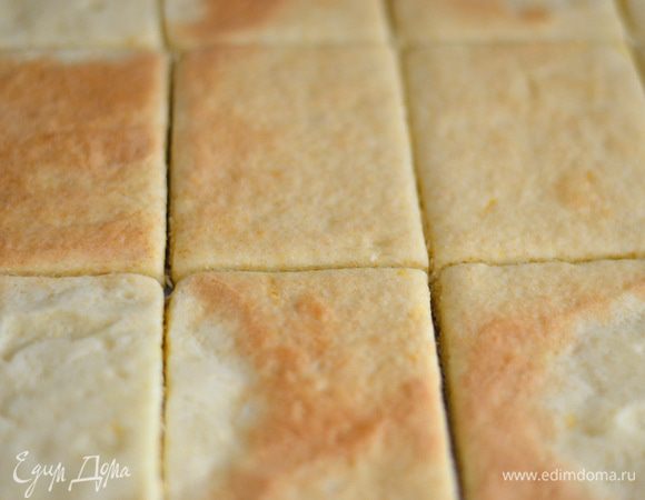 Отправить в разогретую духовку на температуру 200 гр и выпекать около 12 минут до золотистого цвета, не передержать, вынуть из духовки и сразу же по линиям пройтись ножом. Обрезки отдельно так же испечь, дать остыть и раскрошить в крошку.