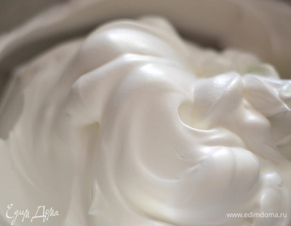 Готовим крем как здесь http://www.edimdoma.ru/retsepty/56580-tort-letniy-limonno-yagodnyy