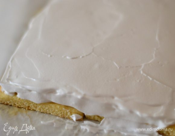 Выкладываем в ряд близко друг к другу песочные прямоугольнички, на них толстым слоем выкладываем крем.