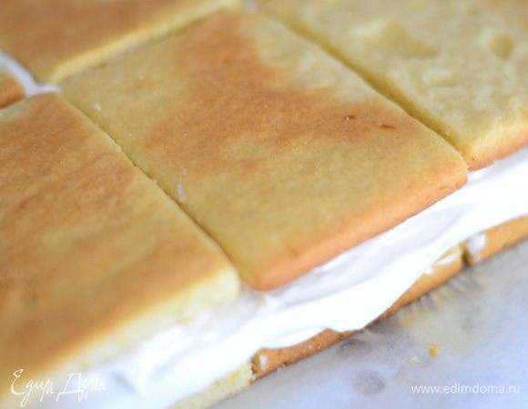 Сверху на крем кладем остальные коржики, прижимаем,