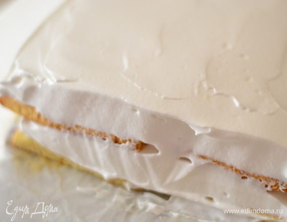 Так же обильно и толстым слоем смазываем кремом.