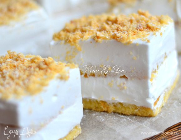 Сверху посыпаем крошкой, по желанию сахарной пудрой. Теперь просто пройтись ножом, чтобы отделить пирожные друг от друга, дать часик настояться. Приятного аппетита!