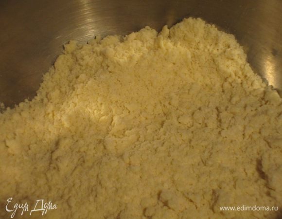 В миксере смешать муку, сливочное масло, 25 г сахара, щепотку соли.