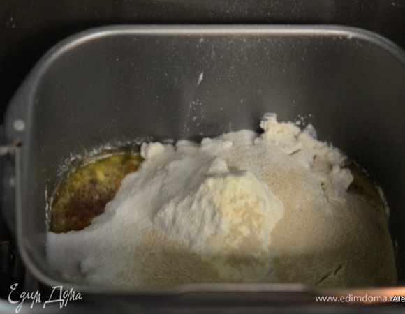 Загружаем в свою х/печку сначала теплую воду и сливочное масло, заканчиваем сухими ингредиентами,сверху дрожжи.
1 cтак. теплой воды,
1 стол. л быстрорастворимый кофе,
2 стол. л сливочное масло, мягкое,
1 ч. л апельсиновая цедра,
3 cтак.муки,желательно для х/п,
2 стол. л сухое молоко,
1/4 cтак. сахар,
1 1/4 ч. л соль,
2 1/4 ч. л дрожжи активные сухие.