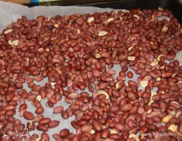 Начнем с приготовления арахисовой пасты. Вы можете использовать уже жареный арахис, я жарю его сама.
Высыпаем арахис на противень, отправляем в разогретую до 180 гр. духовку на 15 минут, достать, дать остыть еще 15 минут.