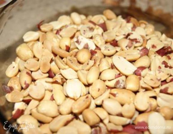 Очищаем арахис.