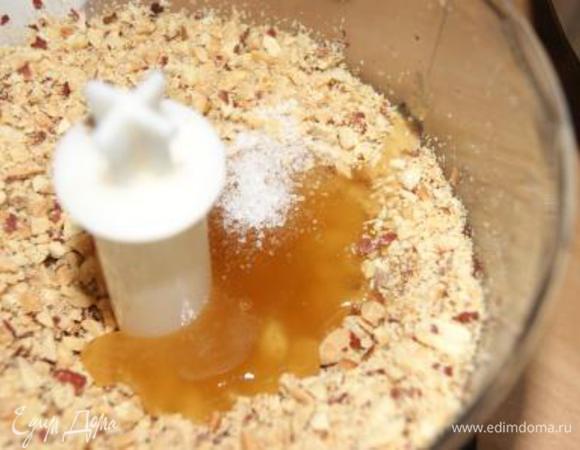 Отправляем очищенный арахис в блендер, добавляем мед, соль, взбиваем 1 минуту.