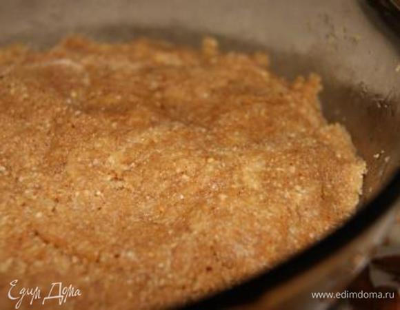 Добавляем растительное масло. Арахисовая паста не должна  быть сухой и не должна быть жидкой.