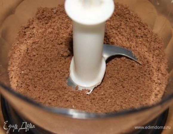 Готовим нашу основу. 
Печенье раскрошить в блендере.