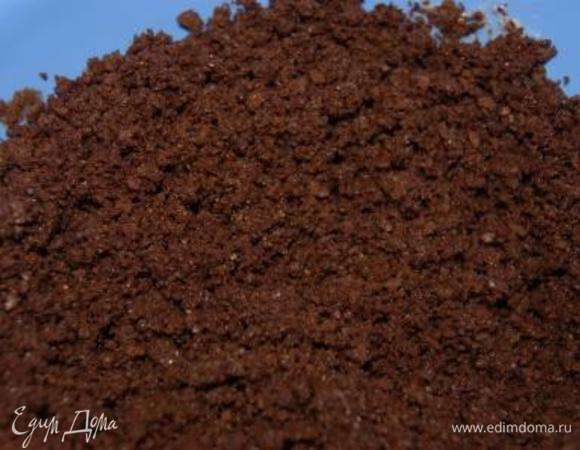 Добавить размягченное сливочное масло, выложить печенье в форму. Отправить в холодильник.