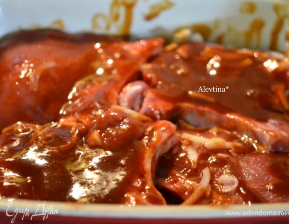 Смешать барбекю соус, 1/3 стакана кленовый сироп, коричневую горчицу, соль и перец.  Смазать полностью с обеих сторон свиные котлеты или свиные ребрышки. И выпекать в духовке на 200 гр. 45-55 мин. или до готовности. Можно прикрыть фольгой, чтоб ребрышки или свиные котлеты не подгорели.