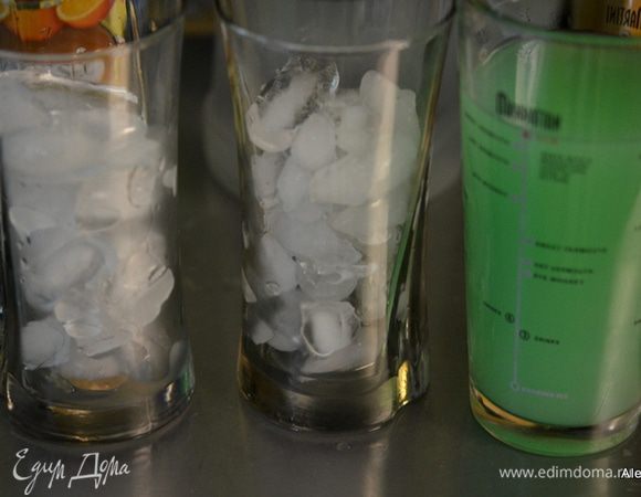 Вылить все в один большой бокал, перемешать. В стаканы коллинз заполнить пищевым льдом. Разлить по стаканам. Подавать тут же.