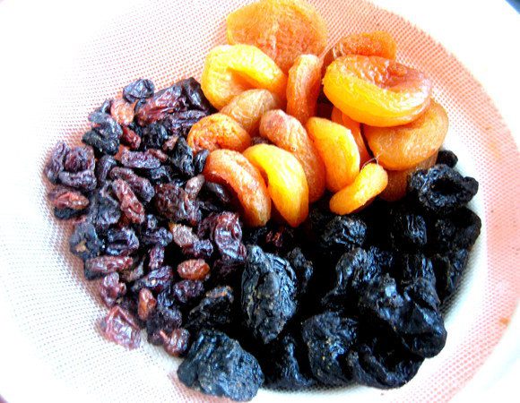 Промываем сухофрукты...