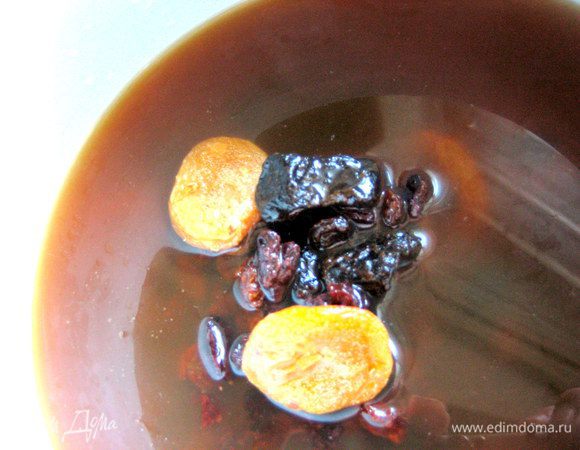 Ставим на огонь вместе с сухофруктами.