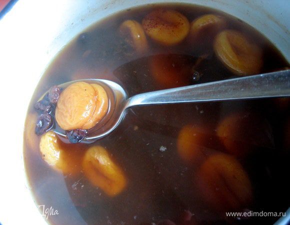 Варим до полумягкого состояния фруктов (я не люблю, когда они перевариваются "в кашу"!).