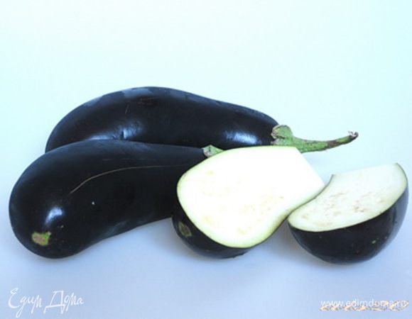 Баклажаны вымыть, отрезать плодоножки и разрезать вдоль пополам. Опустить в кипящую воду и варить 5 минут, они должны стать немного мягче. Достать баклажаны из кипятка и дать остыть.