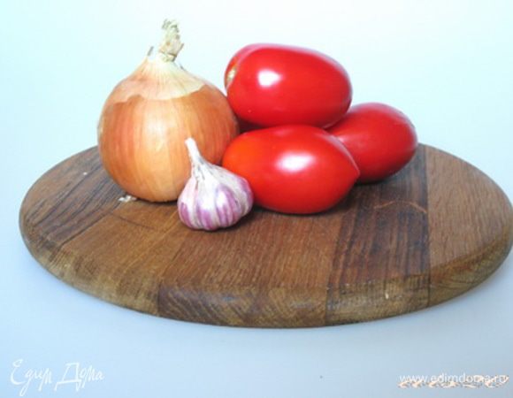 В это время приготовить томатный соус.