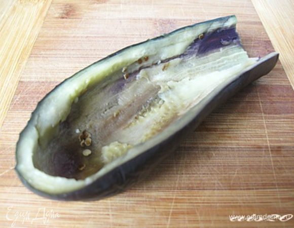 Подготовить баклажаны для фаршировки, для этого удалить мякоть, но не до конца, чтобы на стенках немного осталось. "Лодочки" слегка подсолить. Мякоть баклажанов нарезать мелкими кубиками.