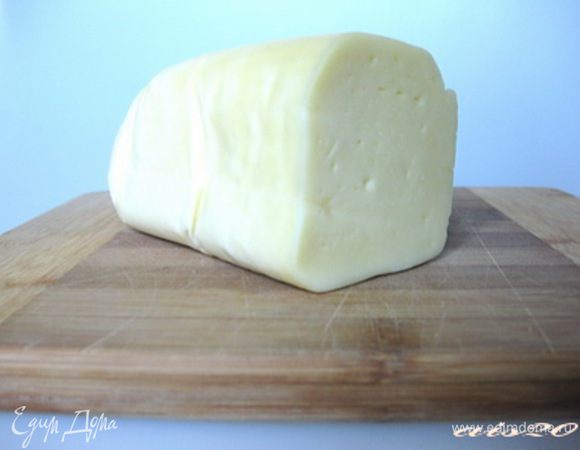 Теперь начинка: моцареллу нарезать небольшими кубиками.