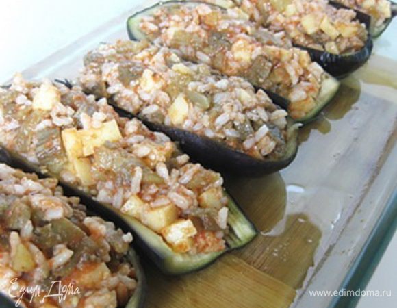 Смешать сыр с рисом и мякотью баклажанов, добавить половину томатного соуса, перемешать, посолить и поперчить по вкусу, но не сильно, моцарелла ведь соленая.
Баклажаны выложить в форму, смазанную оливковым маслом, и щедро заправить начинкой.