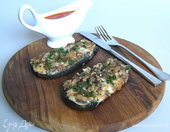 Готовые фаршированные баклажаны посыпать укропом и подавать теплыми вместе с томатным соусом.
Приятного аппетита!