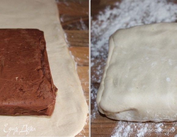 С вечера приготовить шоколадное масло. Для этого необходимо смешать размягчённое масло с просеянным порошком какао до однородного состояния. Переложить масло на пергамент, придать ему форму прямоугольника, хорошо завернуть и убрать в холодильник на ночь.